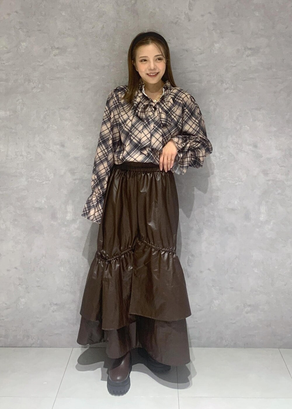 「2024AW、11月、12月、カジュアル、フェミニン、クラシック、大人女子、おでかけ、デート、旅行、ケーブルニット、ホワイト、丸首、チェック、リボンブラウス」｜「Juzeのタンクソールサイドニットブーツ（ブーツ、ブラウン系）」を使った、いまてぃさん（レディース・144cm）の秋コーディネートの8枚目の写真