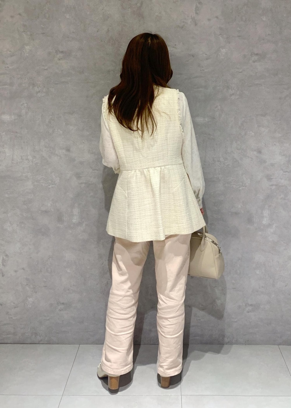 ピンク系のデニムパンツ、ホワイト系のシャツ/ブラウス、ホワイト系のベストを着用したレディースの冬コーディネートの5枚目の写真