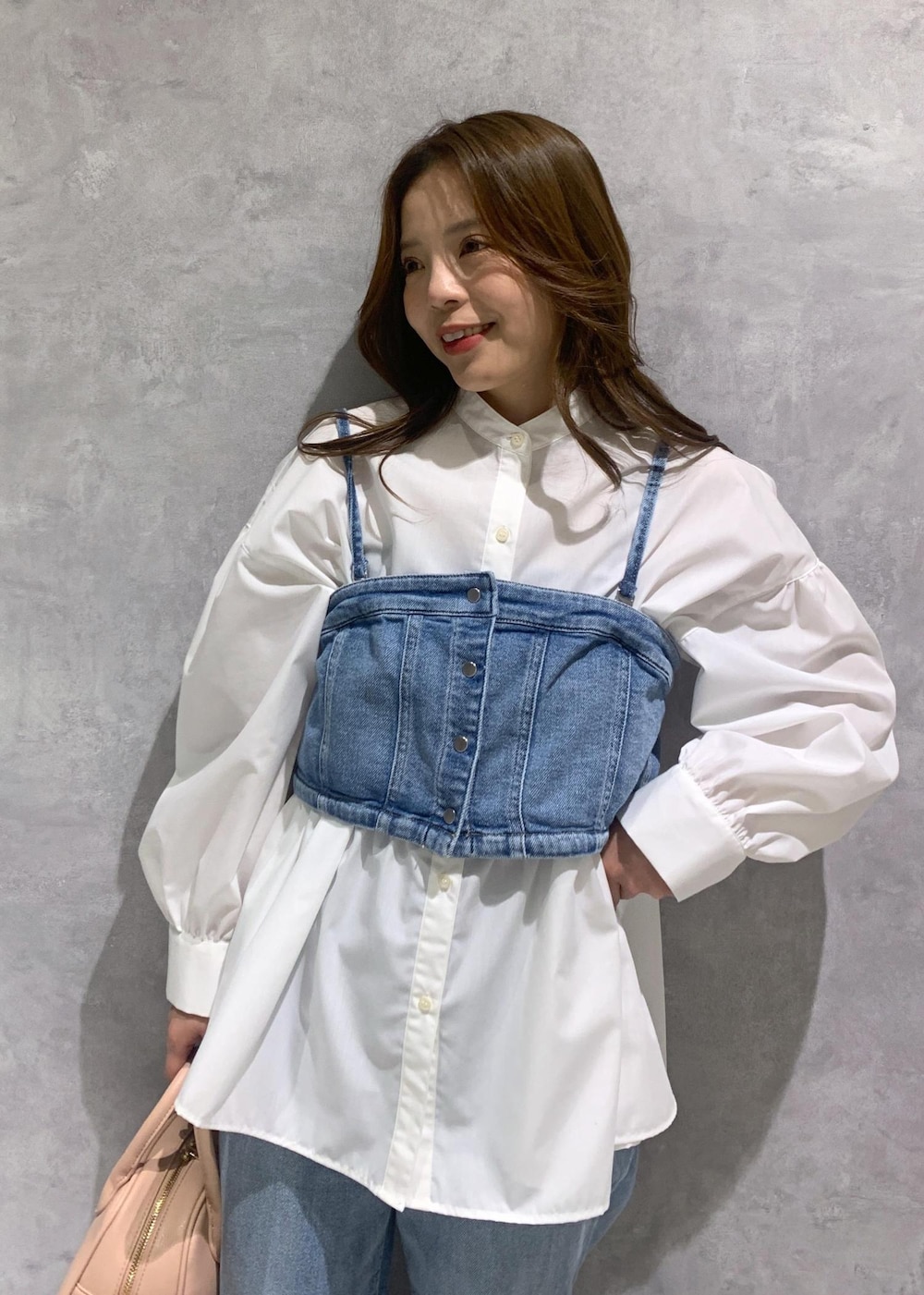 シルバー系のパンプス、ブルー系のベスト、ホワイト系のシャツ/ブラウスを着用したレディースの冬コーディネートの6枚目の写真