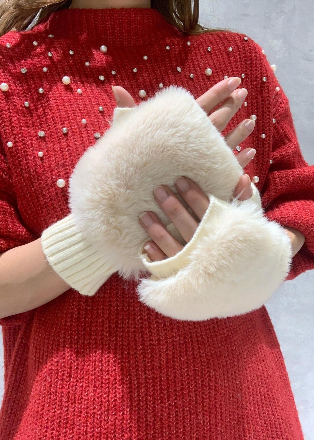 ホワイト系のブーツ、ホワイト系のハンドバッグ、レッド系のワンピースを着用したレディースの冬コーディネートの10枚目の写真