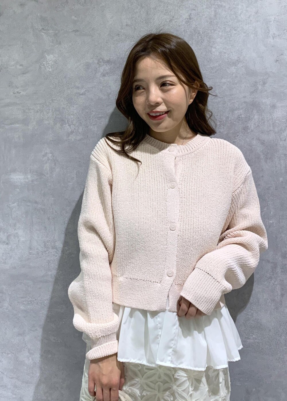 ホワイト系のローファー、ベージュ系のボストンバッグ、ピンク系のカーディガン/ボレロを着用したレディースの冬コーディネートの6枚目の写真