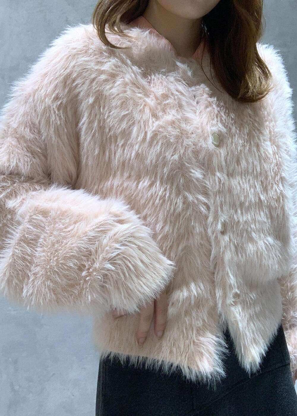 ブラック系のショルダーバッグ、ピンク系のシャツ/ブラウス、ブラック系のブーツを着用したレディースの秋コーディネートの6枚目の写真