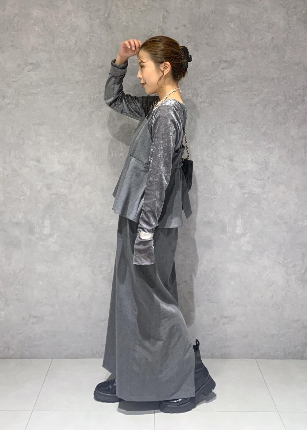 グレー系のワンピース、グレー系のTシャツ/カットソー、ブラック系のショルダーバッグを着用したレディースの秋コーディネートの3枚目の写真