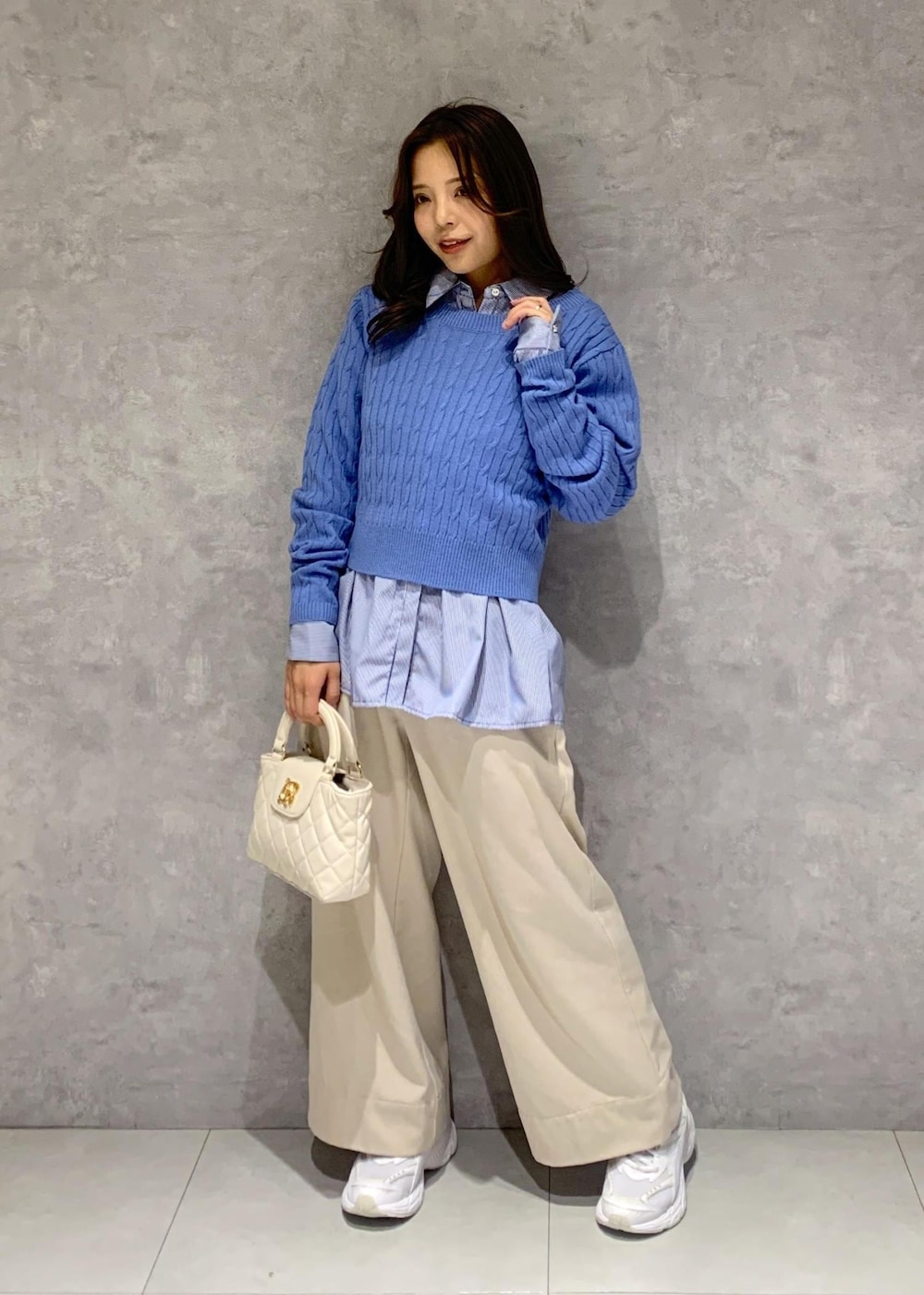 ブルー系のシャツ/ブラウス、ベージュ系のその他パンツ、ホワイト系のショルダーバッグを着用したレディースの冬コーディネートの2枚目の写真