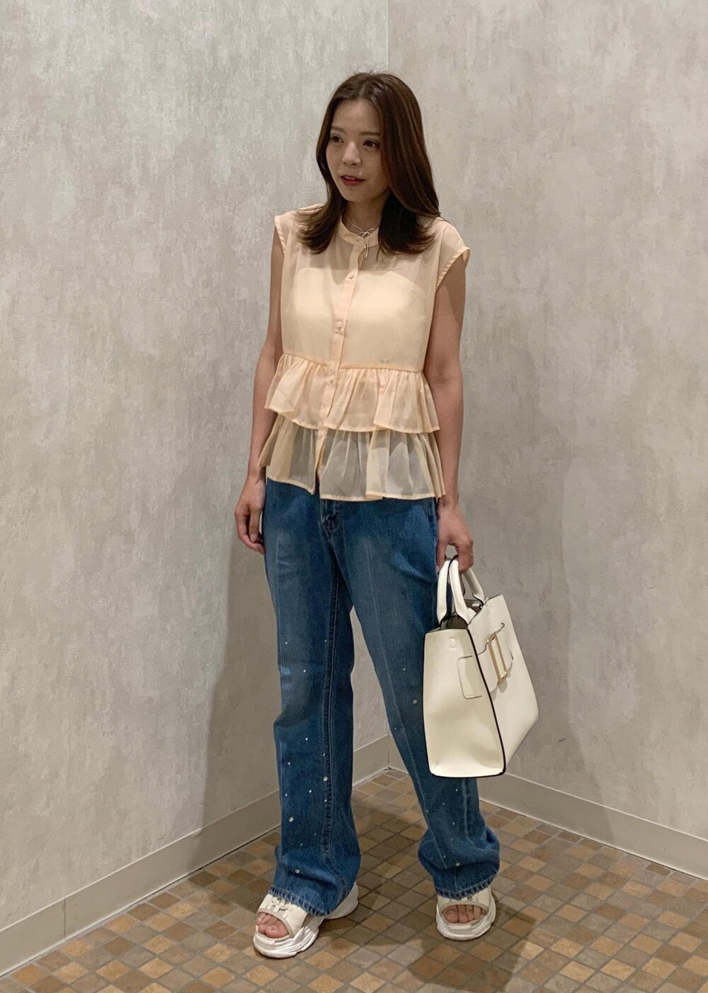 ベージュ系のサンダル、ベージュ系のシャツ/ブラウス、ホワイト系のハンドバッグを着用したレディースの夏コーディネートの2枚目の写真