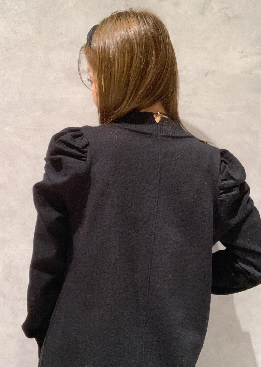 その他のショルダーバッグ、ブラック系のブーツ、ブラック系のワンピースを着用したレディースの秋コーディネートの10枚目の写真