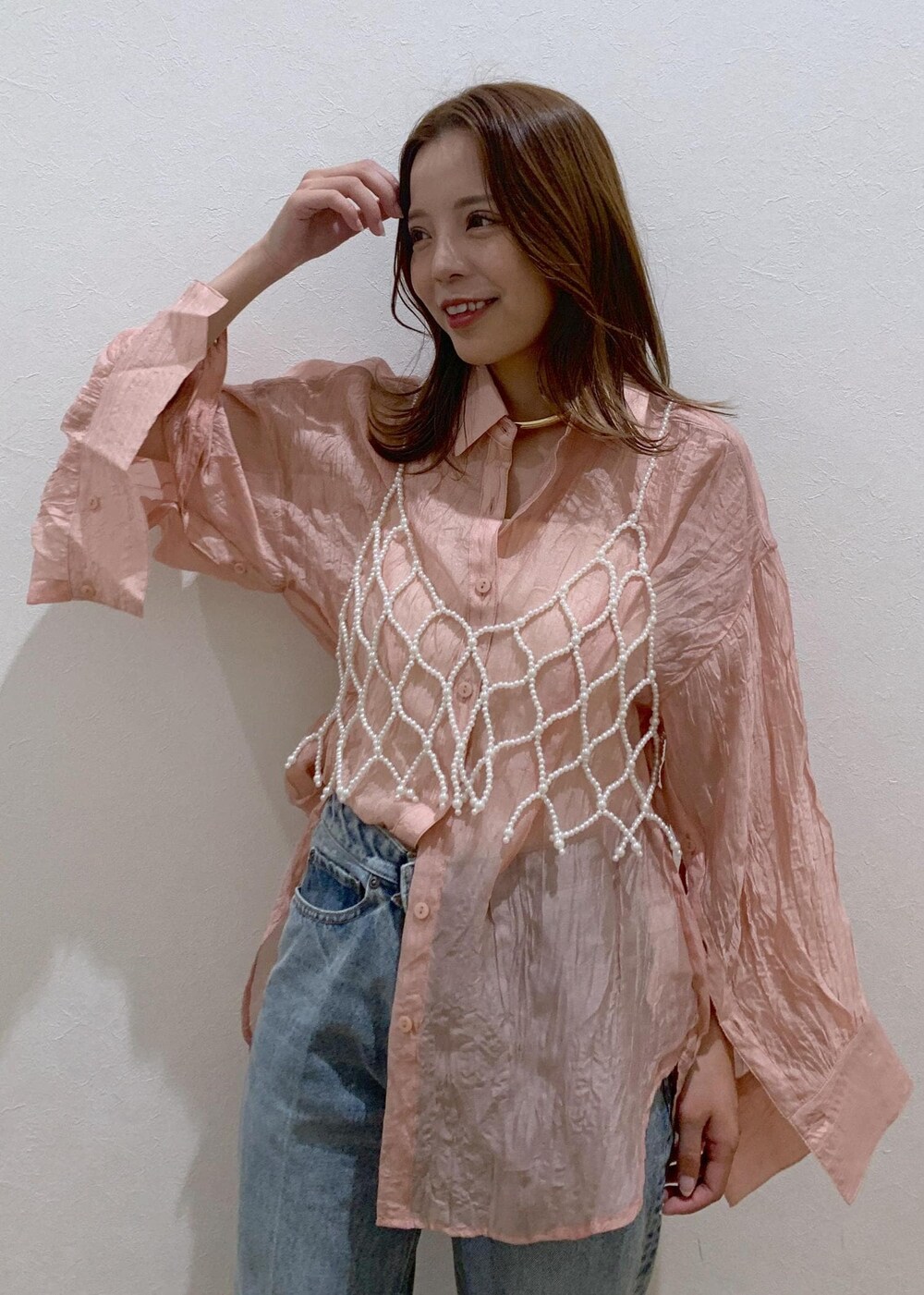 ピンク系のシャツ/ブラウス、ブルー系のデニムパンツ、シルバー系のショルダーバッグを着用したレディースの夏コーディネートの5枚目の写真