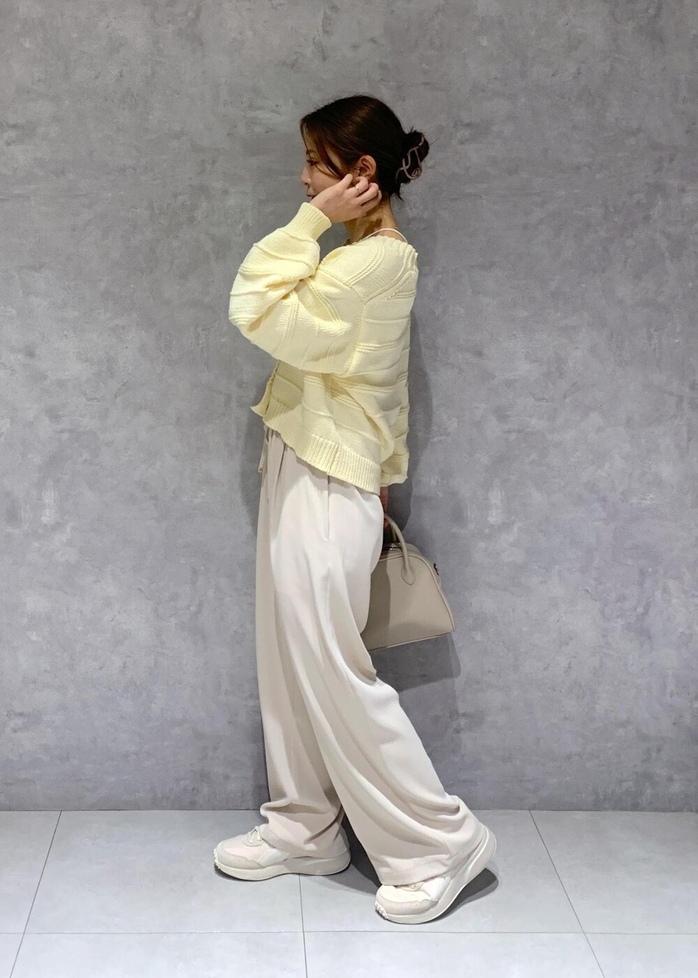 ベージュ系のボストンバッグ、ベージュ系のカーディガン/ボレロ、ベージュ系のその他パンツを着用したレディースの春コーディネートの4枚目の写真