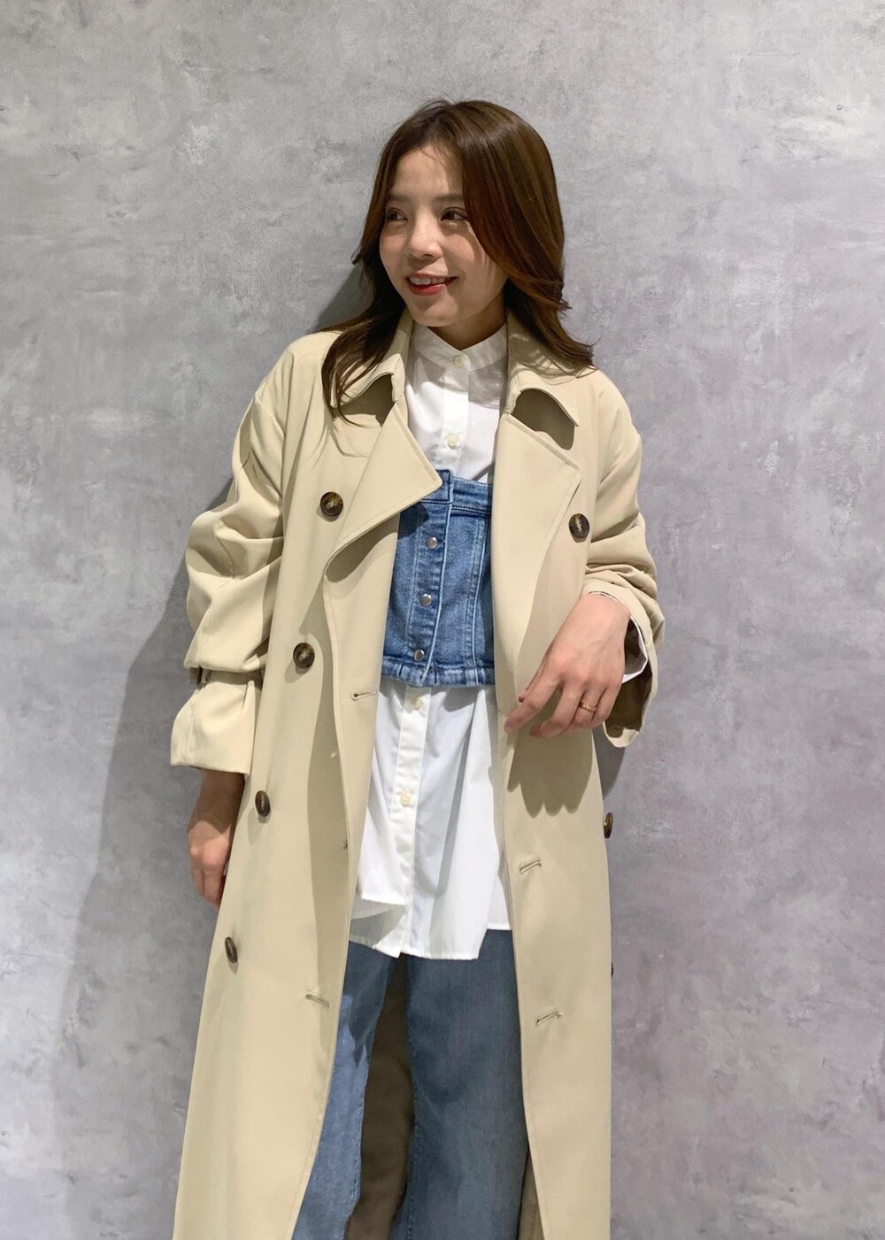 シルバー系のパンプス、ブルー系のベスト、ホワイト系のシャツ/ブラウスを着用したレディースの冬コーディネートの7枚目の写真