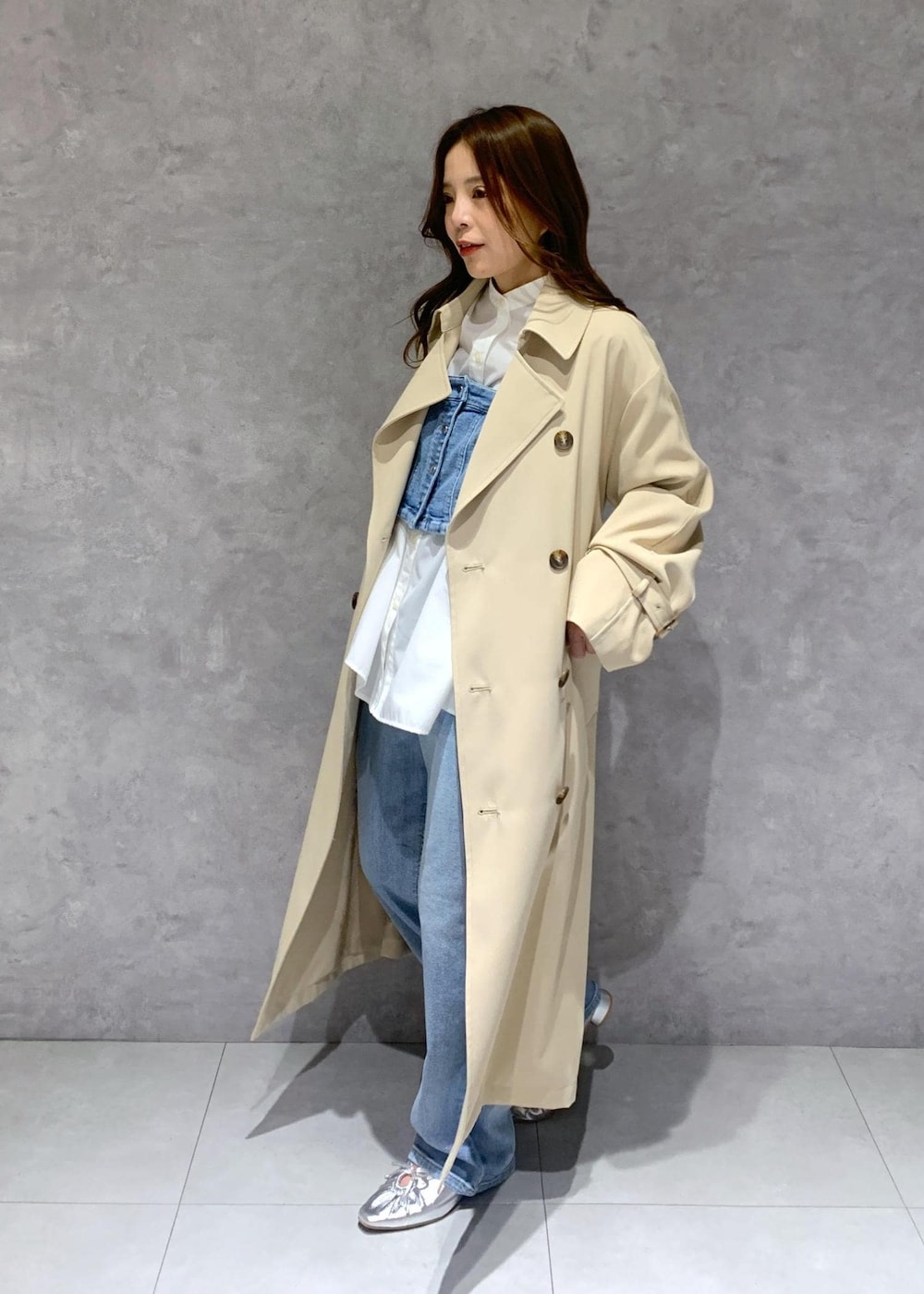 シルバー系のパンプス、ブルー系のベスト、ホワイト系のシャツ/ブラウスを着用したレディースの冬コーディネートの4枚目の写真