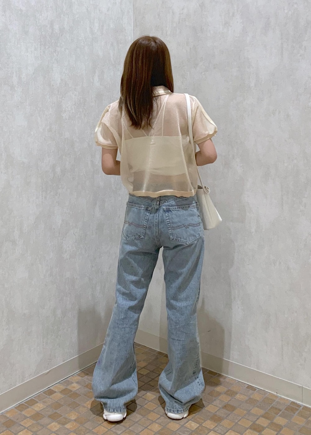 ベージュ系のサンダル、ホワイト系のキャミソール、ホワイト系のショルダーバッグを着用したレディースの夏コーディネートの4枚目の写真