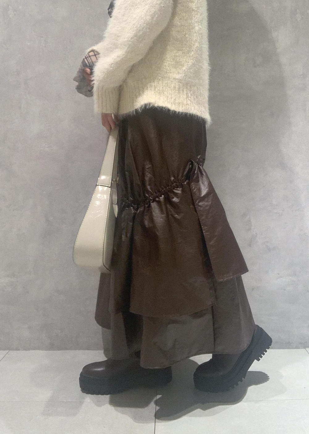 「2024AW、11月、12月、カジュアル、フェミニン、クラシック、大人女子、おでかけ、デート、旅行、ケーブルニット、ホワイト、丸首、チェック、リボンブラウス」｜「Juzeのタンクソールサイドニットブーツ（ブーツ、ブラウン系）」を使った、いまてぃさん（レディース・144cm）の秋コーディネートの6枚目の写真