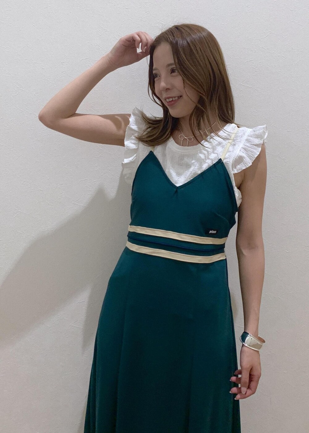 グリーン系のワンピース、ホワイト系のTシャツ/カットソー、その他のショルダーバッグを着用したレディースの夏コーディネートの6枚目の写真