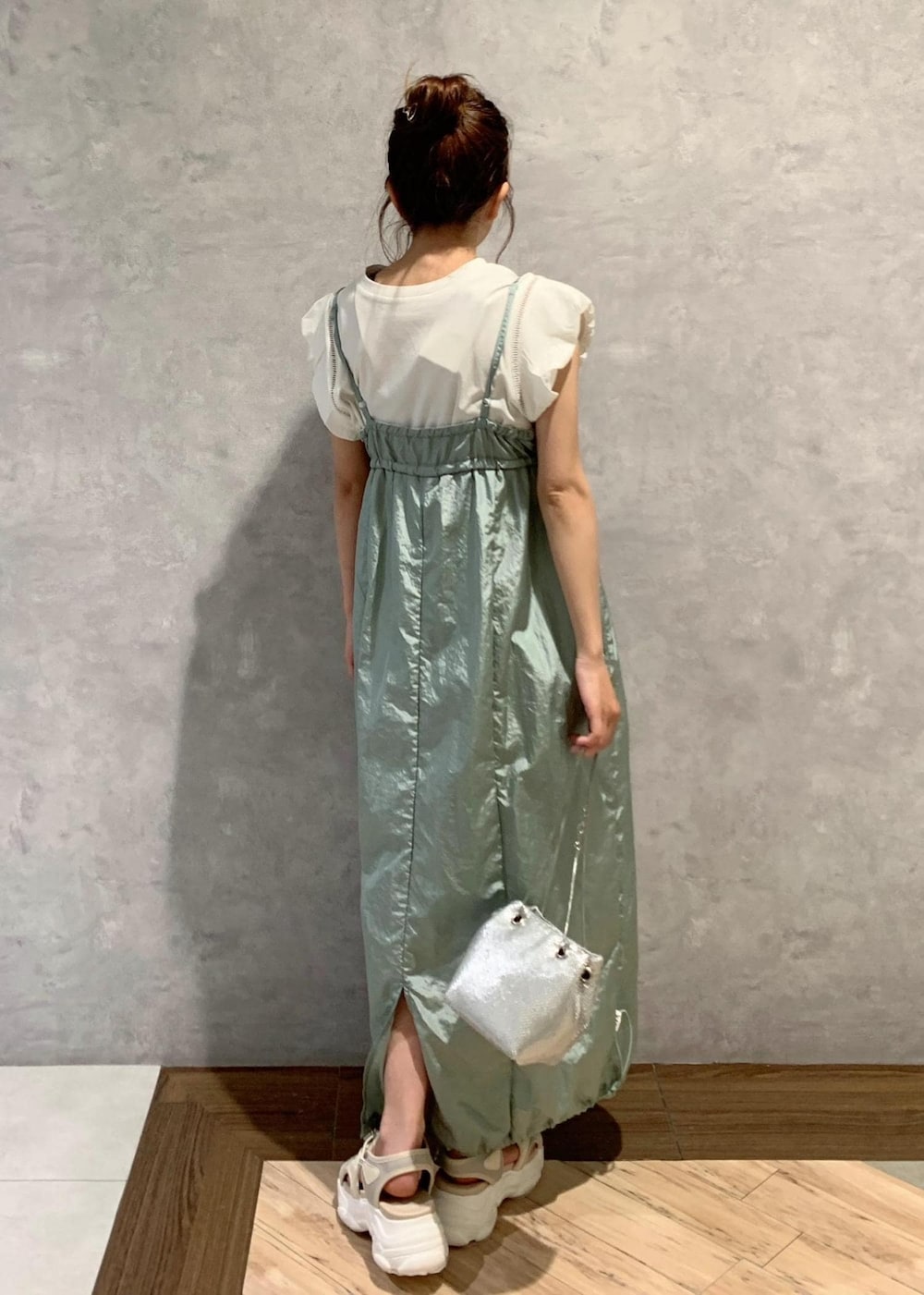 ベージュ系のサンダル、グリーン系のワンピース、ホワイト系のTシャツ/カットソーを着用したレディースの夏コーディネートの4枚目の写真