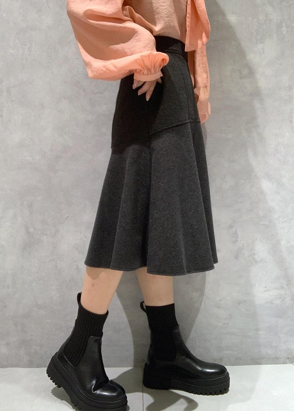 ブラック系のショルダーバッグ、ピンク系のシャツ/ブラウス、ブラック系のブーツを着用したレディースの秋コーディネートの10枚目の写真