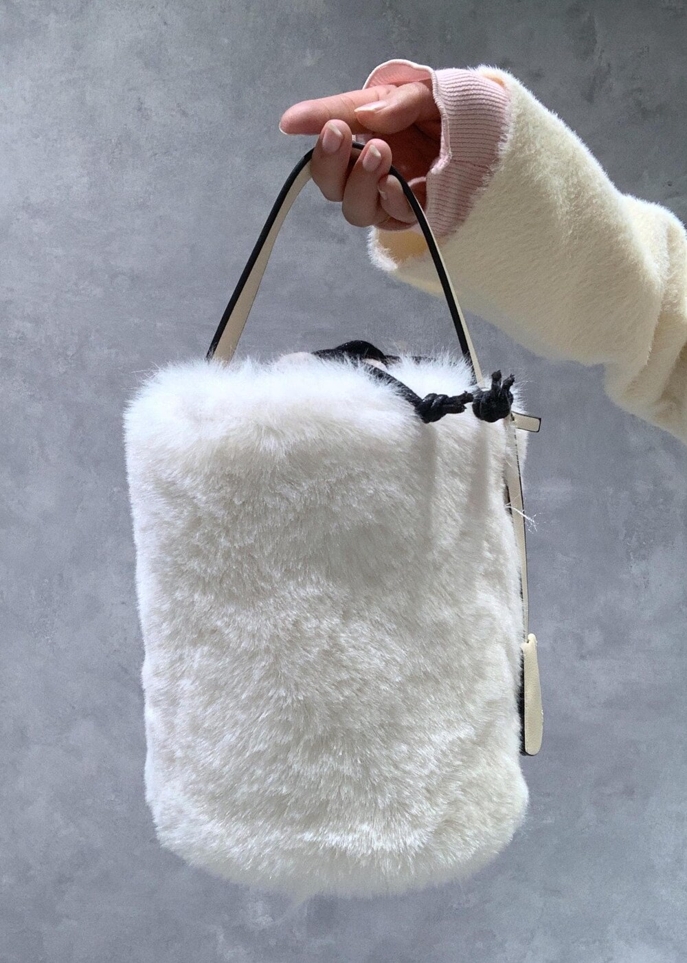 ブラック系のブーツ、ベージュ系のシャツ/ブラウス、ピンク系のカーディガン/ボレロを着用したレディースの冬コーディネートの10枚目の写真