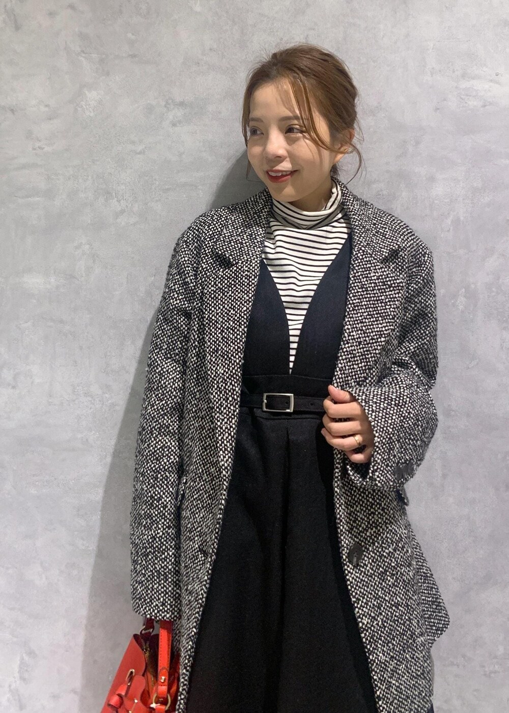 ブラック系のブーツ、レッド系のショルダーバッグ、ブラック系のワンピースを着用したレディースの冬コーディネートの9枚目の写真