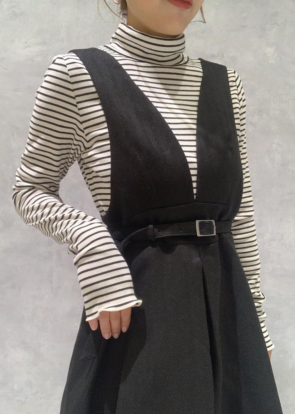 ブラック系のブーツ、レッド系のショルダーバッグ、ブラック系のワンピースを着用したレディースの冬コーディネートの8枚目の写真