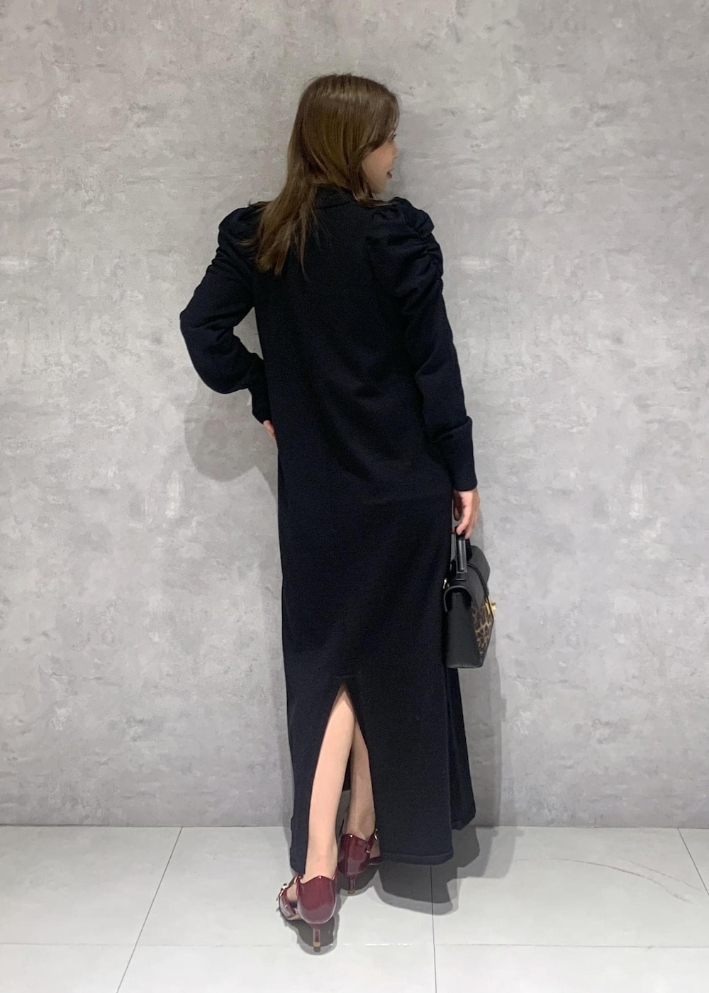 その他のショルダーバッグ、グレー系のステンカラーコート、ブラック系のワンピースを着用したレディースの秋コーディネートの10枚目の写真