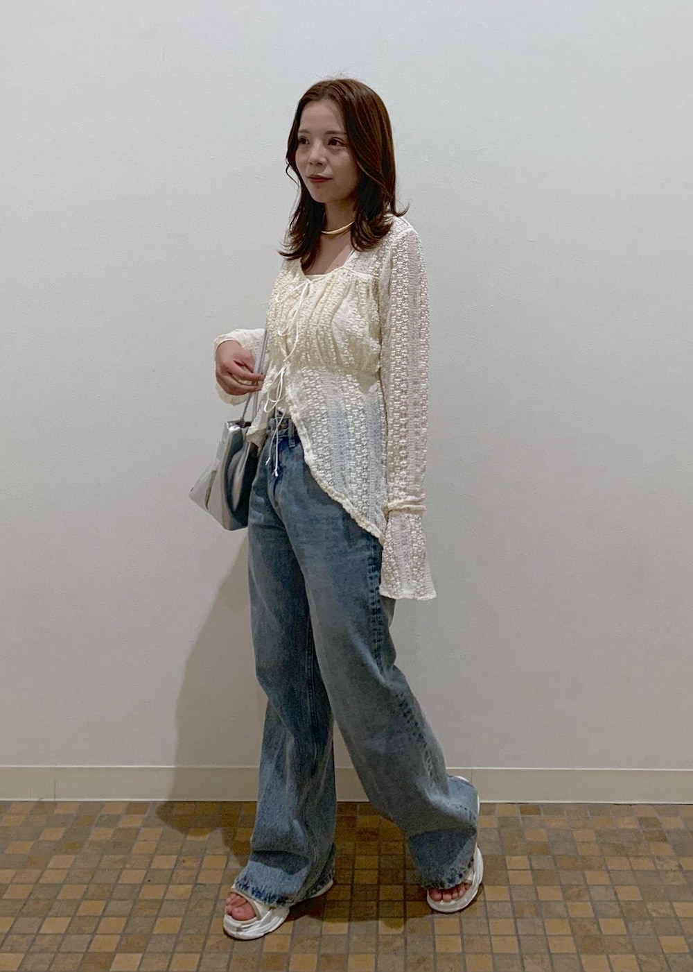 ベージュ系のサンダル、ホワイト系のシャツ/ブラウス、シルバー系のショルダーバッグを着用したレディースの夏コーディネートの2枚目の写真