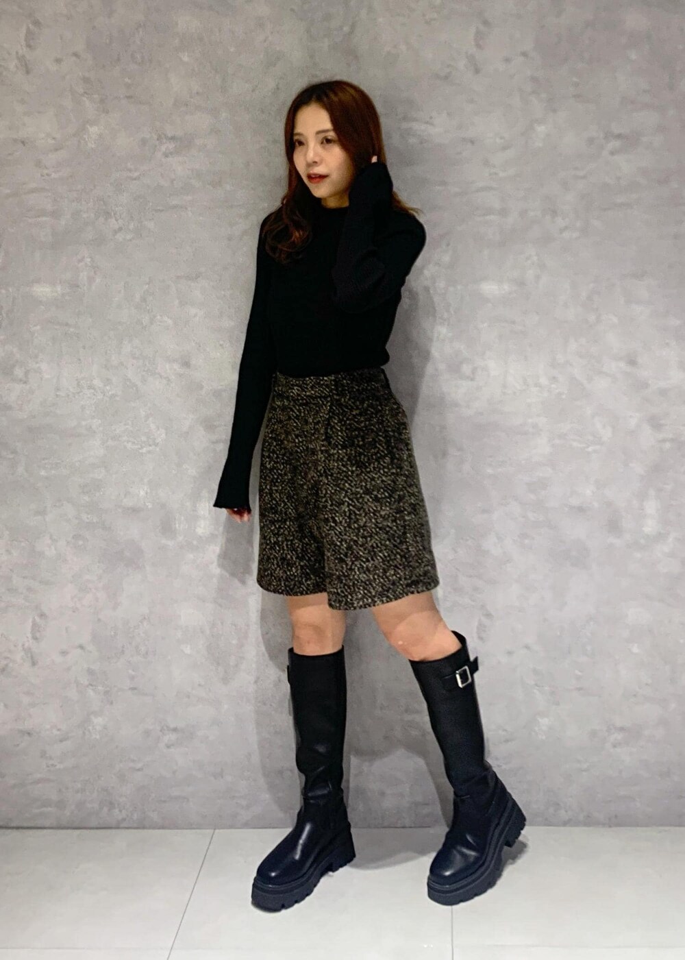 ブラック系のショルダーバッグ、ブラック系のブーツ、ブラック系のニット/セーターを着用したレディースの秋コーディネートの8枚目の写真