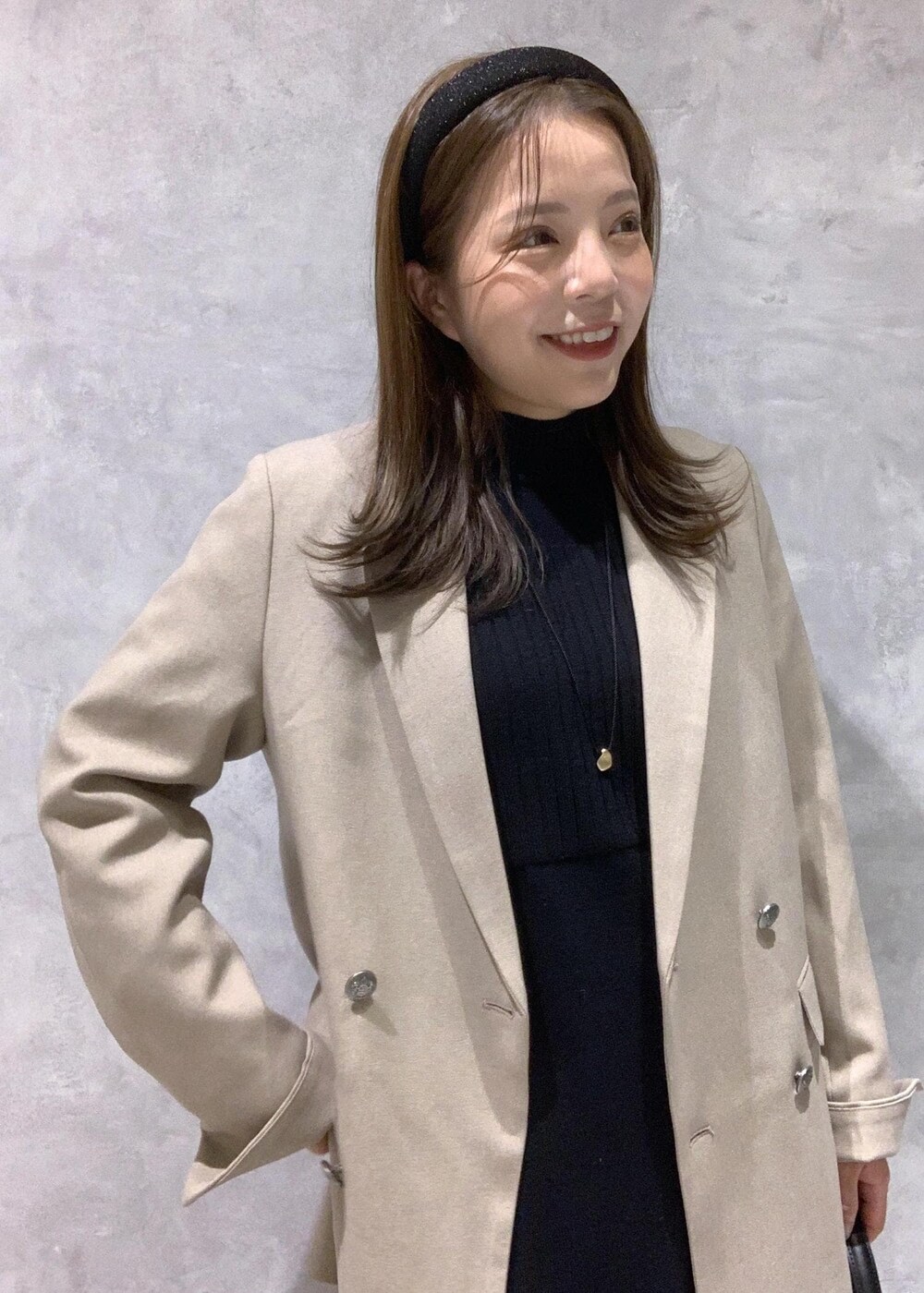 その他のショルダーバッグ、ブラック系のブーツ、ベージュ系のテーラードジャケットを着用したレディースの秋コーディネートの5枚目の写真