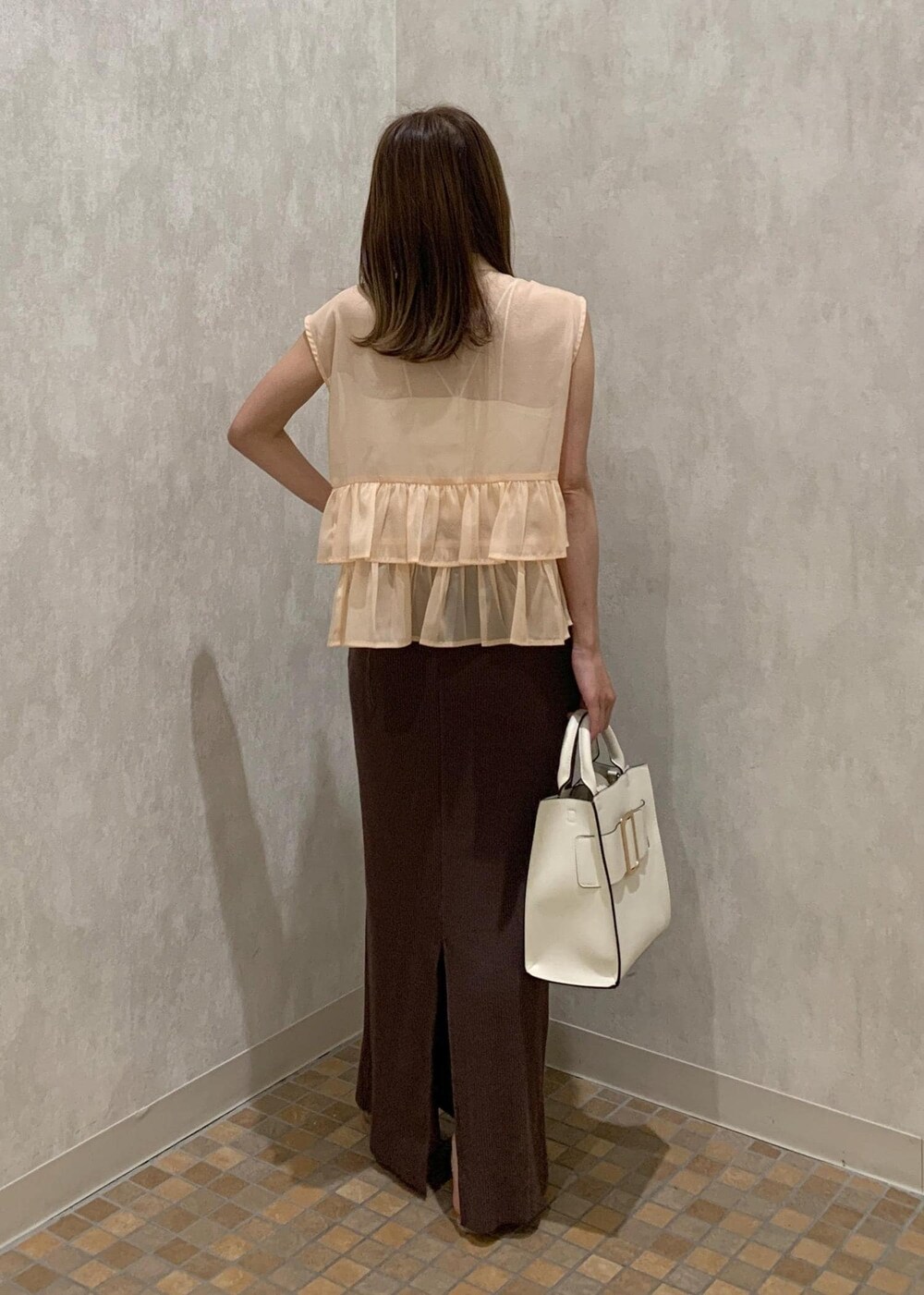 ベージュ系のサンダル、ホワイト系のハンドバッグ、ベージュ系のシャツ/ブラウスを着用したレディースの夏コーディネートの4枚目の写真