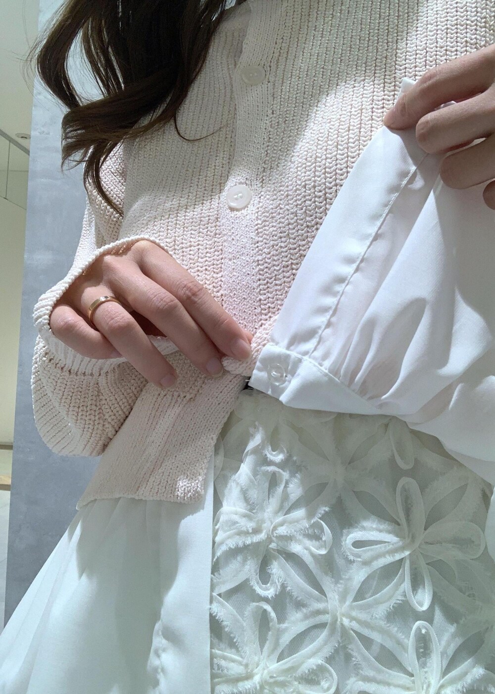 ホワイト系のローファー、ベージュ系のボストンバッグ、ピンク系のカーディガン/ボレロを着用したレディースの冬コーディネートの7枚目の写真