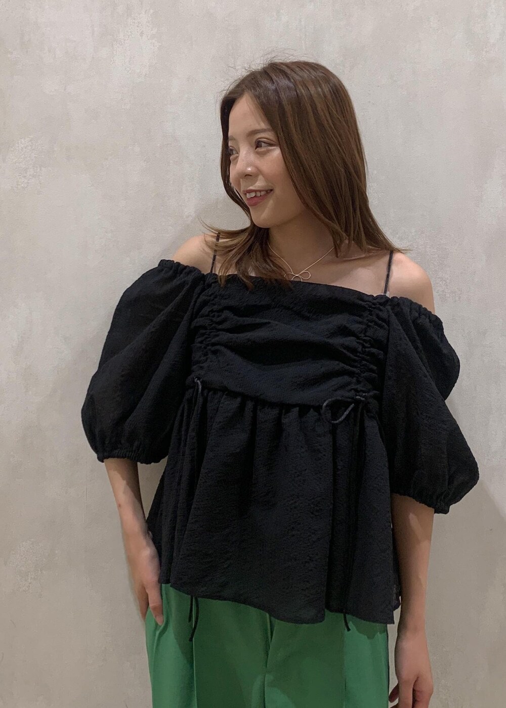 ブラック系のサンダル、グリーン系のスラックス、ブラック系のシャツ/ブラウスを着用したレディースの夏コーディネートの5枚目の写真