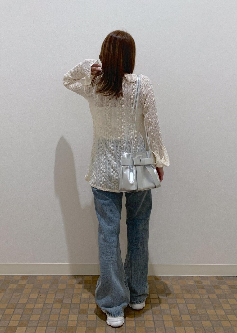 ベージュ系のサンダル、ホワイト系のシャツ/ブラウス、シルバー系のショルダーバッグを着用したレディースの夏コーディネートの4枚目の写真