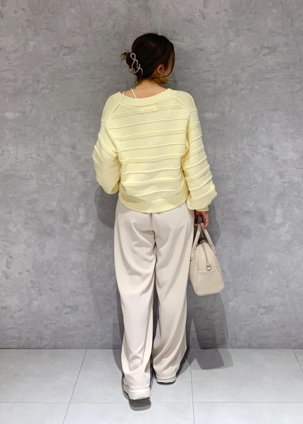 ベージュ系のボストンバッグ、ベージュ系のカーディガン/ボレロ、ベージュ系のその他パンツを着用したレディースの春コーディネートの5枚目の写真