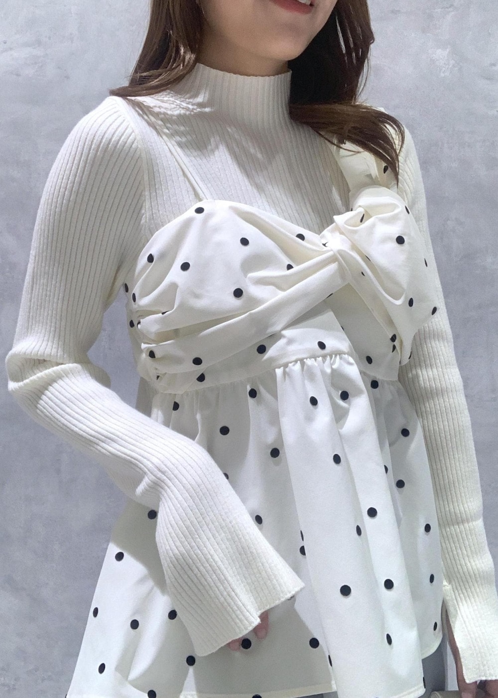 ブラック系のショルダーバッグ、ホワイト系のニット/セーター、ブラック系のスカートを着用したレディースの冬コーディネートの9枚目の写真