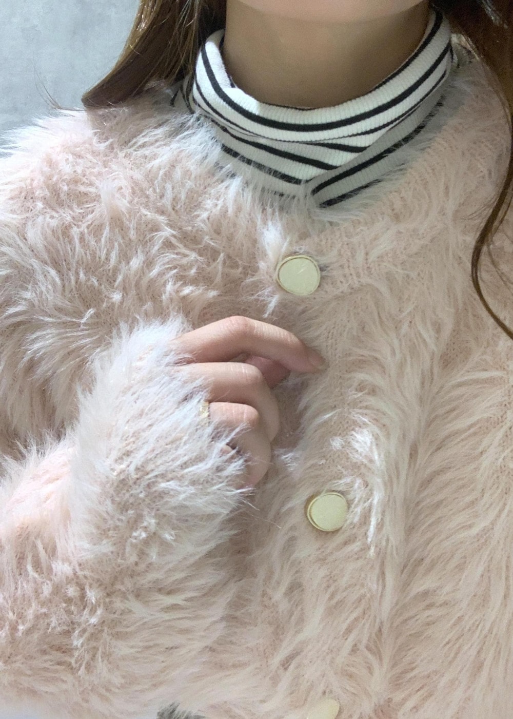 ホワイト系のブーツ、ベージュ系のスカート、ピンク系のカーディガン/ボレロを着用したレディースの冬コーディネートの8枚目の写真