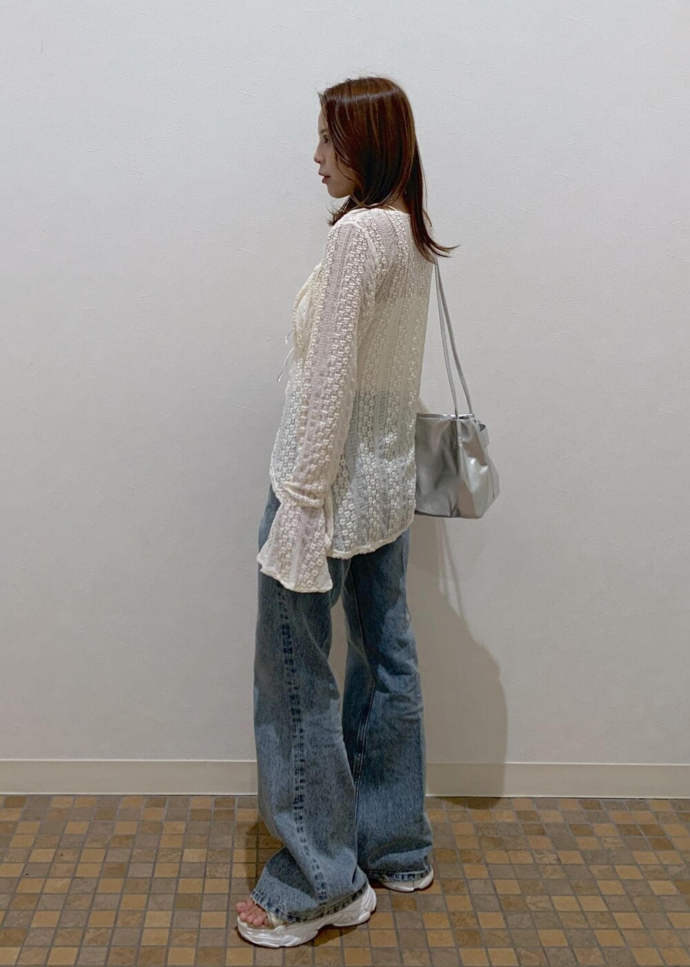 ベージュ系のサンダル、ホワイト系のシャツ/ブラウス、シルバー系のショルダーバッグを着用したレディースの夏コーディネートの3枚目の写真