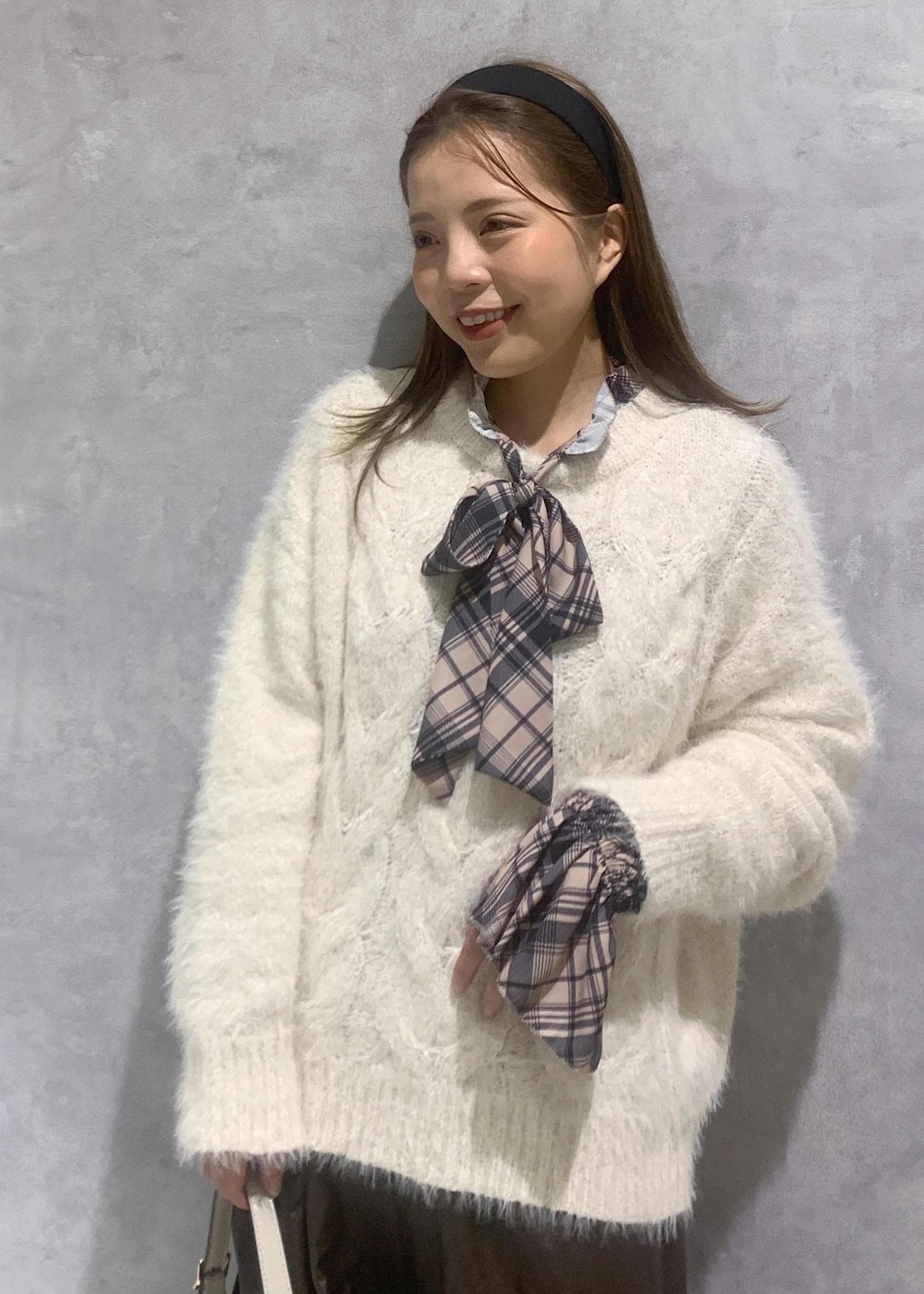 「2024AW、11月、12月、カジュアル、フェミニン、クラシック、大人女子、おでかけ、デート、旅行、ケーブルニット、ホワイト、丸首、チェック、リボンブラウス」｜「Juzeのタンクソールサイドニットブーツ（ブーツ、ブラウン系）」を使った、いまてぃさん（レディース・144cm）の秋コーディネートの5枚目の写真