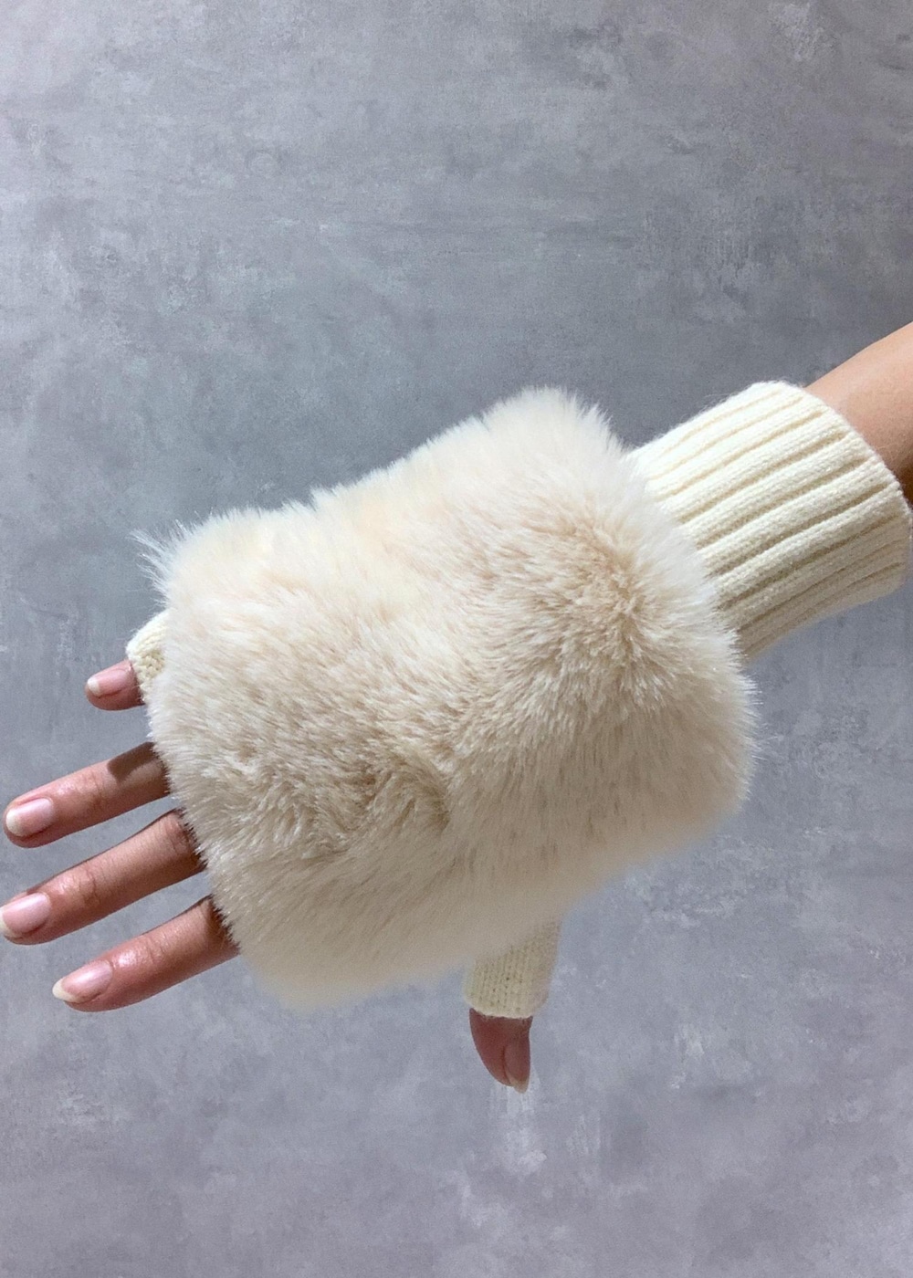 ホワイト系のブーツ、ホワイト系のハンドバッグ、レッド系のワンピースを着用したレディースの冬コーディネートの9枚目の写真