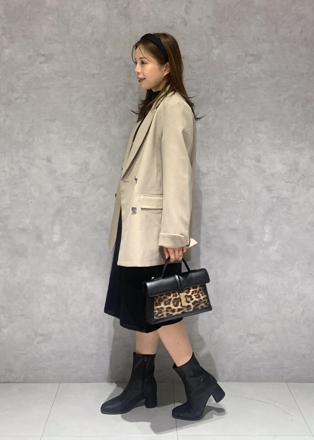 その他のショルダーバッグ、ブラック系のブーツ、ベージュ系のテーラードジャケットを着用したレディースの秋コーディネートの3枚目の写真