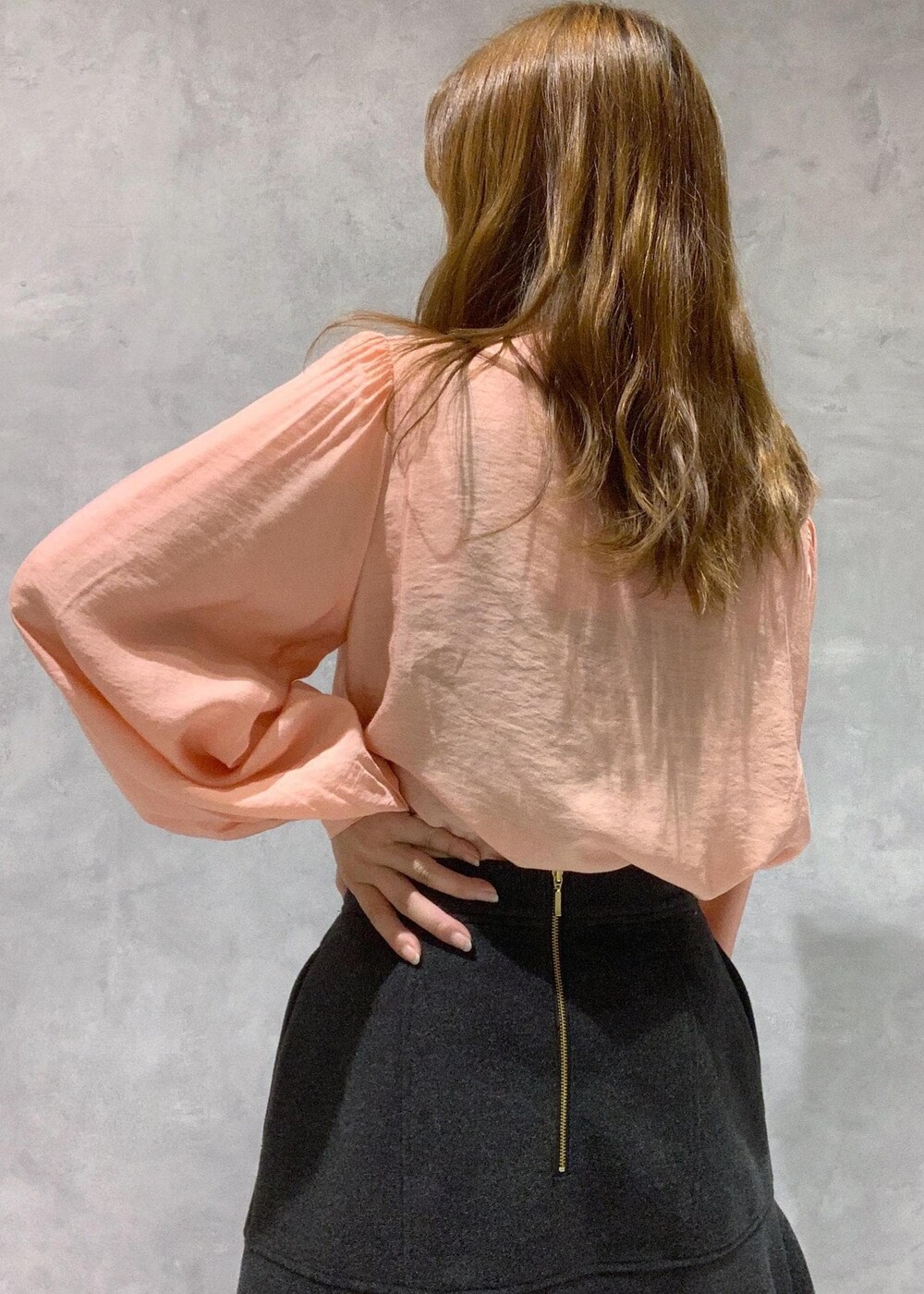 ブラック系のショルダーバッグ、ピンク系のシャツ/ブラウス、ブラック系のブーツを着用したレディースの秋コーディネートの8枚目の写真