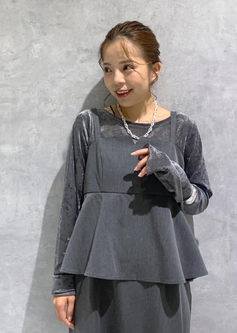 グレー系のワンピース、グレー系のTシャツ/カットソー、ブラック系のショルダーバッグを着用したレディースの秋コーディネートの6枚目の写真