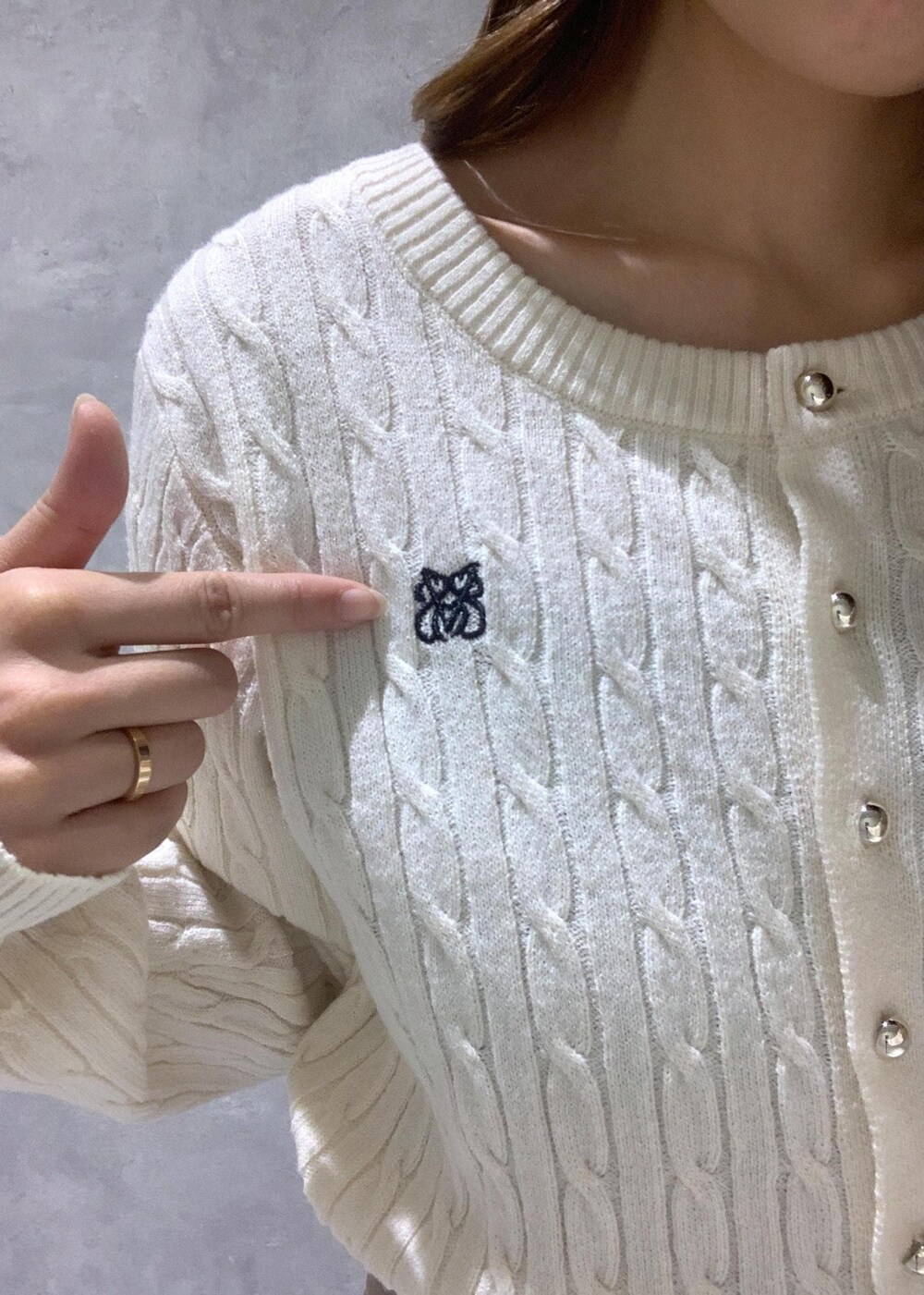 ホワイト系のブーツ、ベージュ系のスカート、ホワイト系のカーディガン/ボレロを着用したレディースの冬コーディネートの9枚目の写真