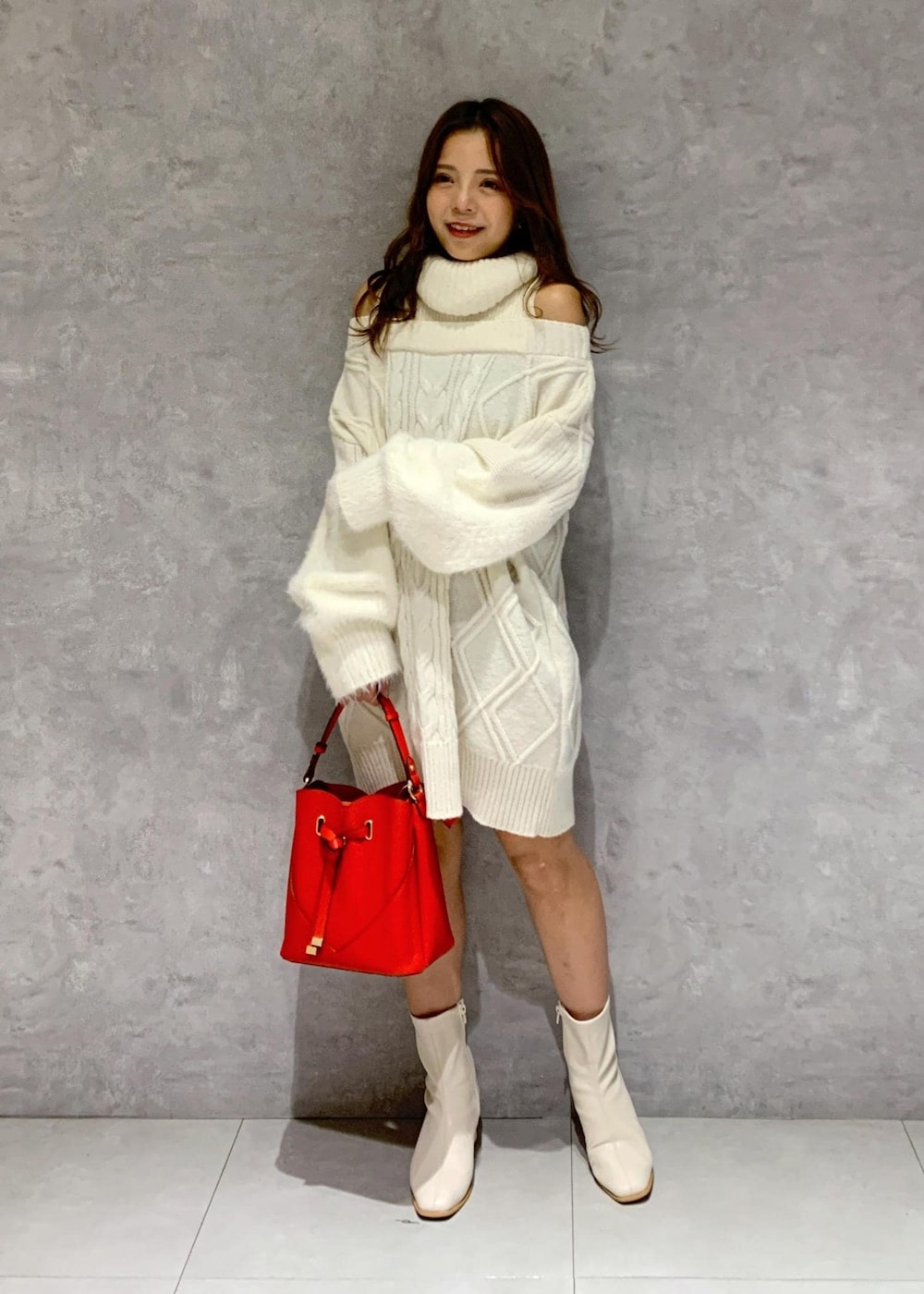 ホワイト系のブーツ、ホワイト系のワンピース、ホワイト系のダウンジャケット/コートを着用したレディースの秋コーディネートの8枚目の写真
