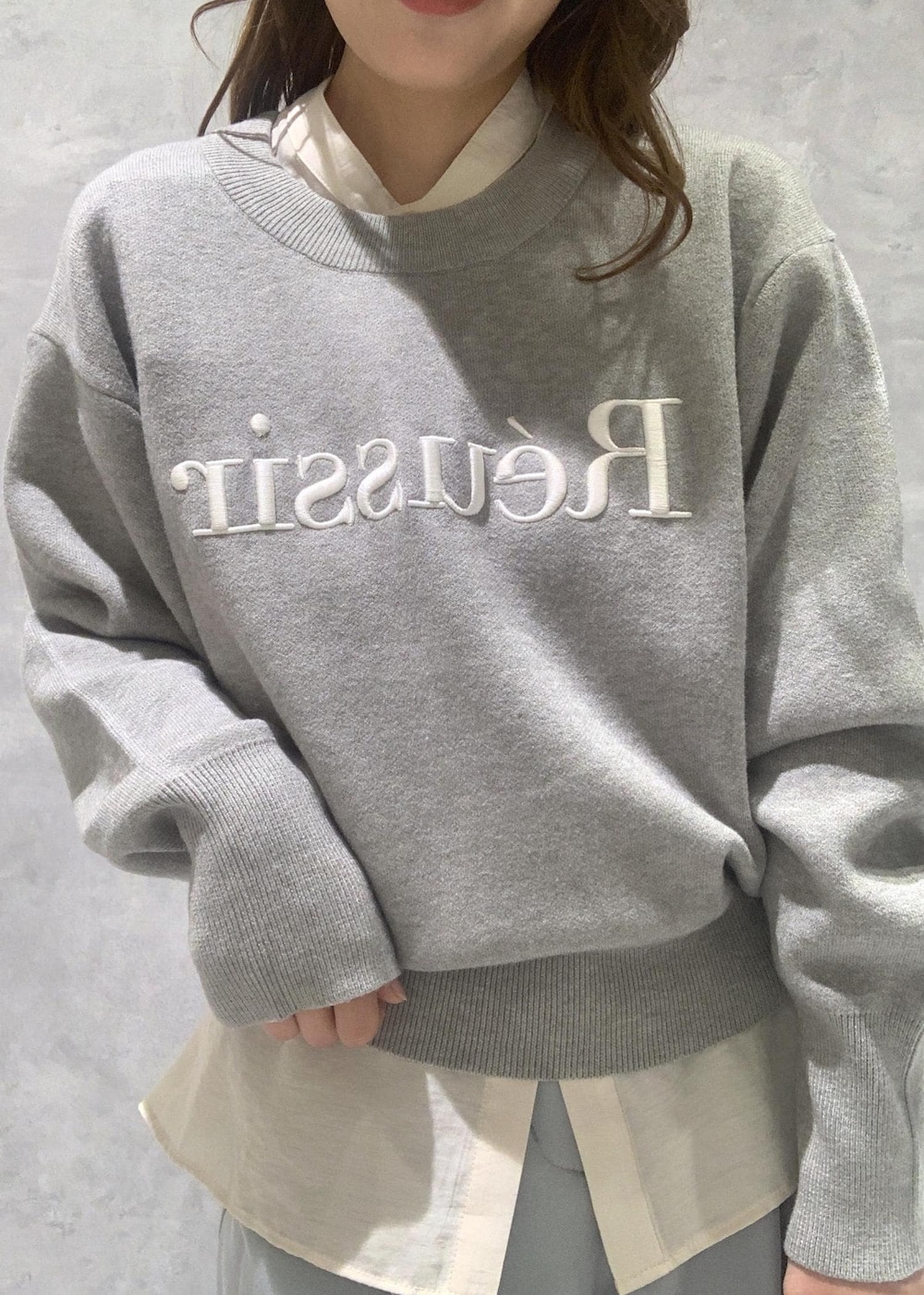 ブラック系のショルダーバッグ、ホワイト系のシャツ/ブラウス、ブルー系のスラックスを着用したレディースの冬コーディネートの9枚目の写真