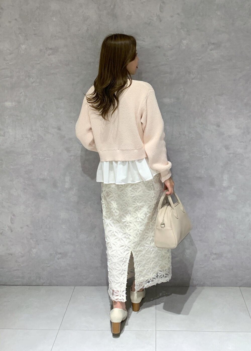 ホワイト系のローファー、ベージュ系のボストンバッグ、ピンク系のカーディガン/ボレロを着用したレディースの冬コーディネートの5枚目の写真