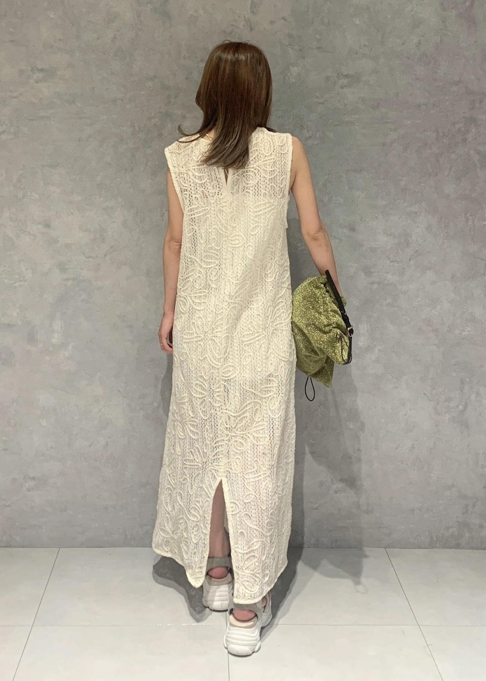 ベージュ系のサンダル、ホワイト系のキャミソール、ホワイト系のワンピースを着用したレディースの夏コーディネートの4枚目の写真