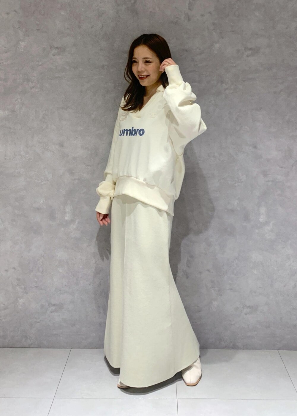 ホワイト系のブーツ、ホワイト系のスカート、ホワイト系のブルゾンを着用したレディースの秋コーディネートの8枚目の写真