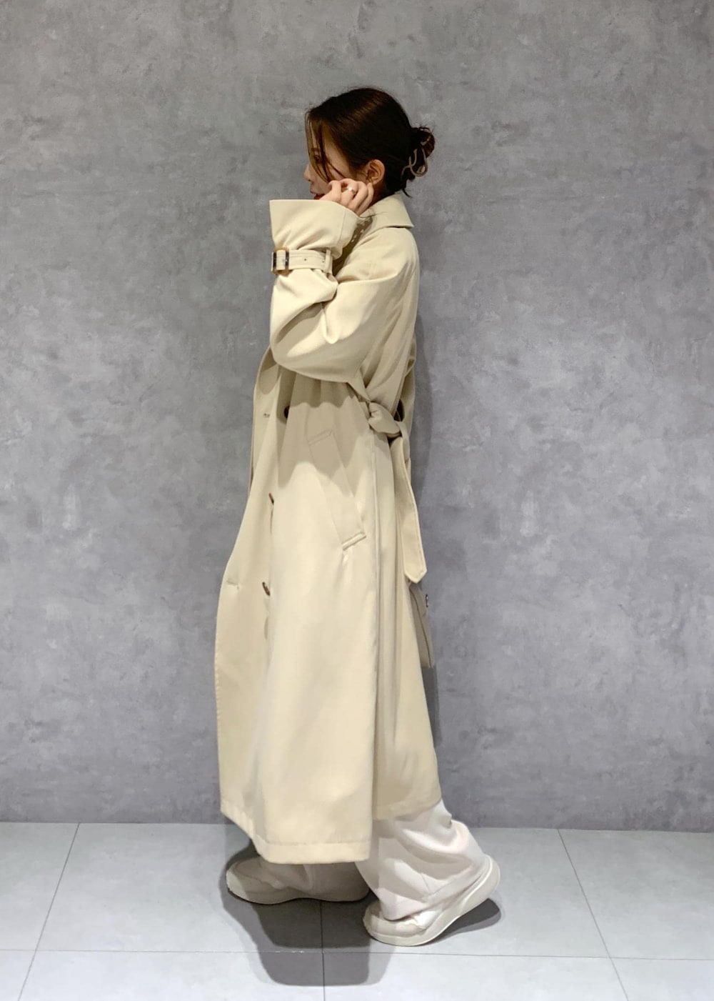 ベージュ系のボストンバッグ、ピンク系のシャツ/ブラウス、ベージュ系のトレンチコートを着用したレディースの春コーディネートの4枚目の写真