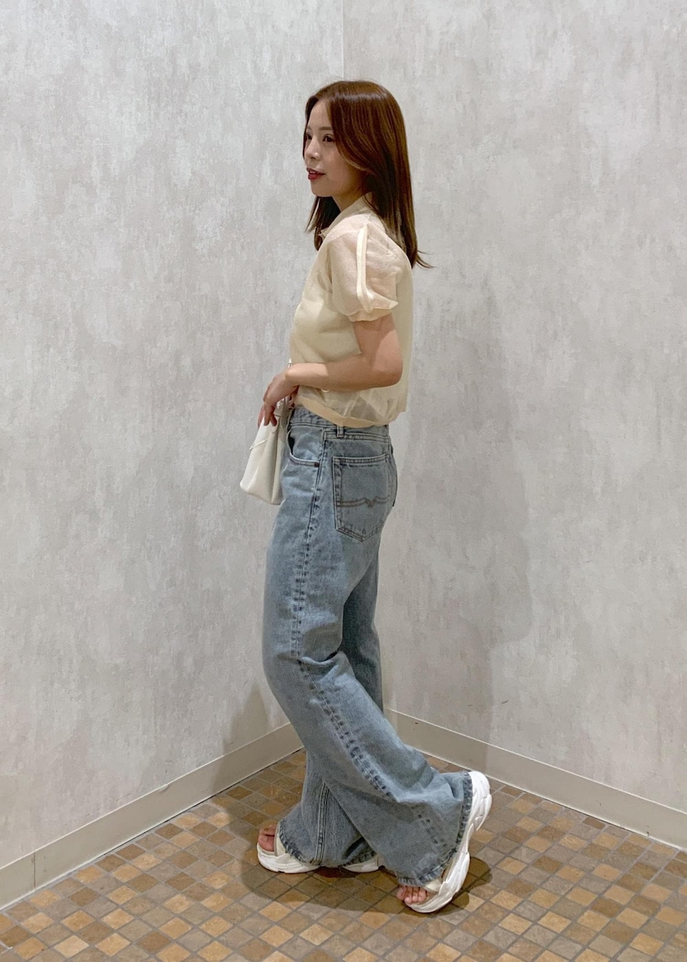 ベージュ系のサンダル、ホワイト系のキャミソール、ホワイト系のショルダーバッグを着用したレディースの夏コーディネートの3枚目の写真