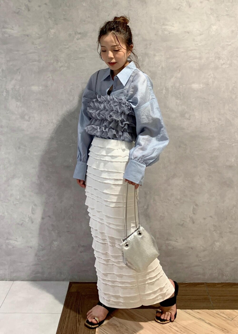 ブラック系のサンダル、グレー系のキャミソール、シルバー系のショルダーバッグを着用したレディースの夏コーディネートの2枚目の写真