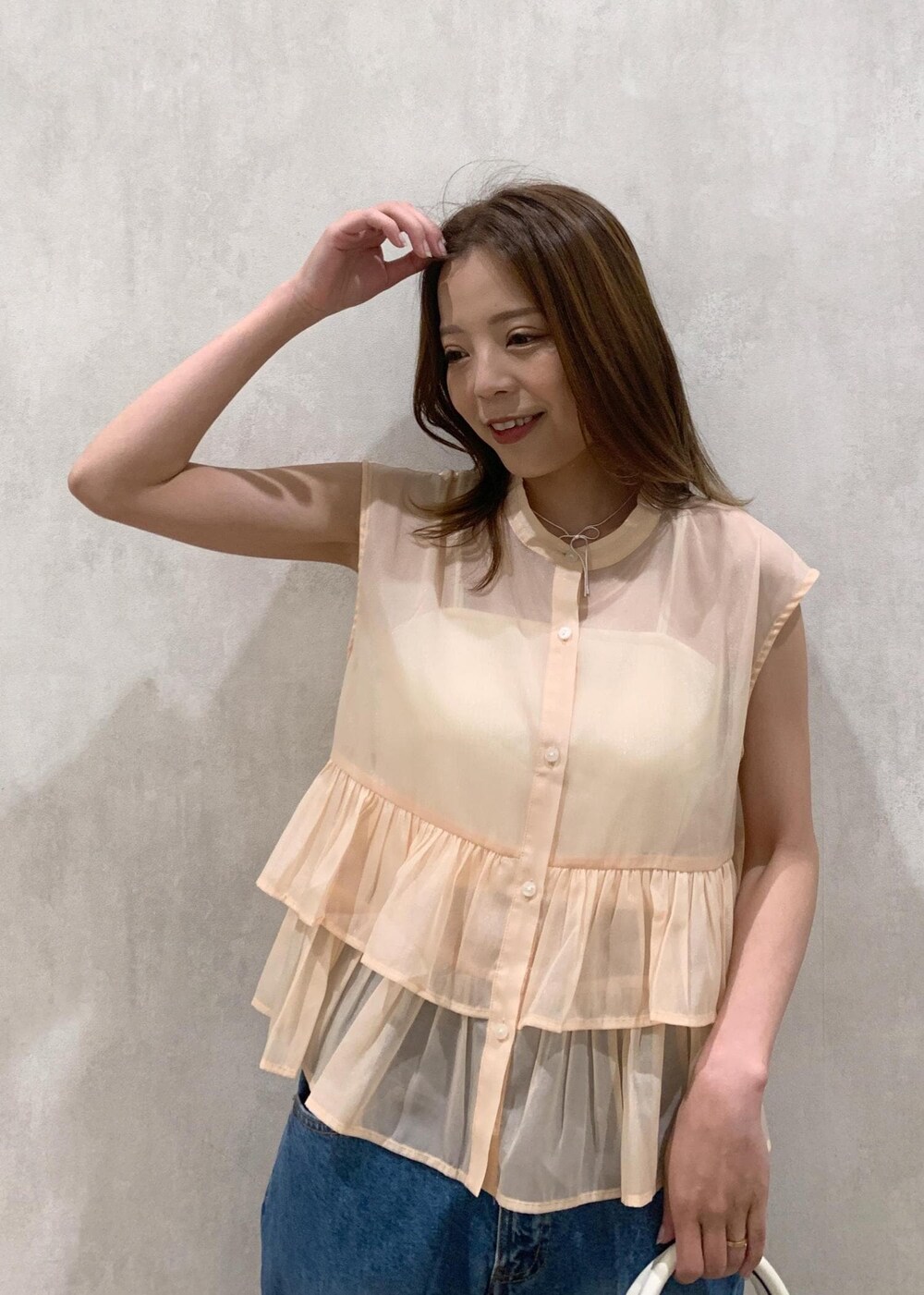 ベージュ系のサンダル、ベージュ系のシャツ/ブラウス、ホワイト系のハンドバッグを着用したレディースの夏コーディネートの5枚目の写真