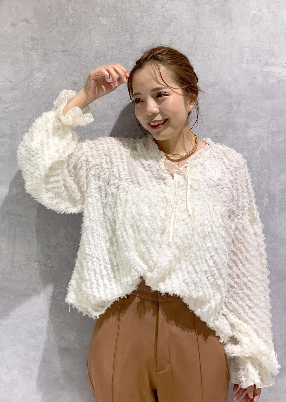 ベージュ系のドレスシューズ、ホワイト系のシャツ/ブラウス、イエロー系のスラックスを着用したレディースの夏コーディネートの6枚目の写真